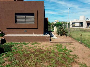 APTO CRÉDITO | Casa de 3 Dormitorios en Venta – Barrio Privado Villa Catalina, Rio Ceballos