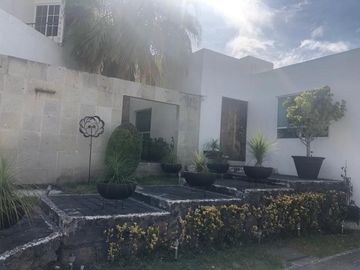 Se Vende Residencia en Villas del Mesón, UNA PLANTA, Terreno 1,000 m2, Única.