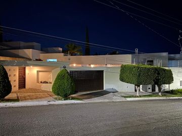 Se Vende Residencia en Villas del Mesón, UNA PLANTA, Terreno 1,000 m2, Única.