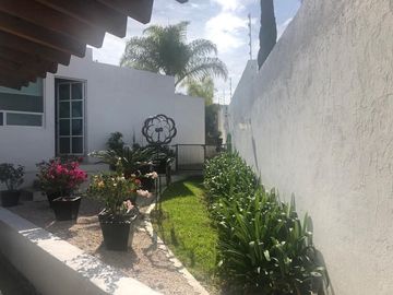 Se Vende Residencia en Villas del Mesón, UNA PLANTA, Terreno 1,000 m2, Única.