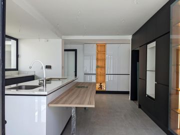 Venta espectacular casa 4 dormitorios, piscina, Urbanización exclusiva de Nayón