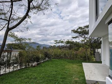 Venta espectacular casa 4 dormitorios, piscina, Urbanización exclusiva de Nayón
