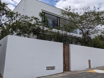 Venta espectacular casa 4 dormitorios, piscina, Urbanización exclusiva de Nayón