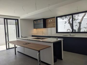 Venta espectacular casa 4 dormitorios, piscina, Urbanización exclusiva de Nayón