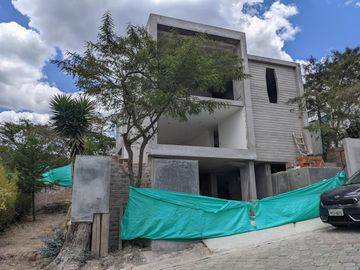 Venta espectacular casa 4 dormitorios, piscina, Urbanización exclusiva de Nayón