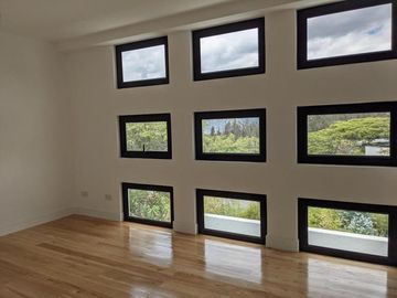 Venta espectacular casa 4 dormitorios, piscina, Urbanización exclusiva de Nayón