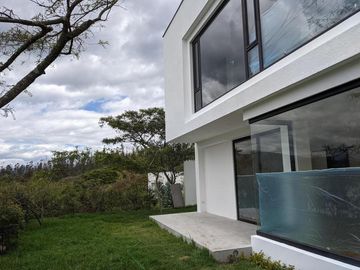 Venta espectacular casa 4 dormitorios, piscina, Urbanización exclusiva de Nayón