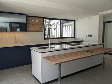 Venta espectacular casa 4 dormitorios, piscina, Urbanización exclusiva de Nayón