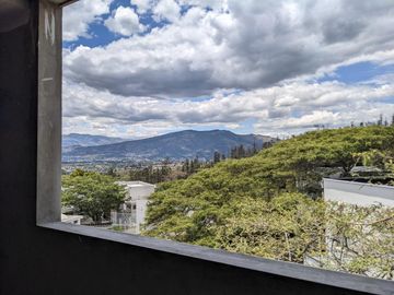 Venta espectacular casa 4 dormitorios, piscina, Urbanización exclusiva de Nayón
