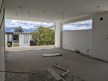 Venta espectacular casa 4 dormitorios, piscina, Urbanización exclusiva de Nayón