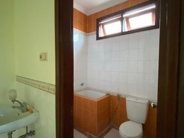 Rumah 2 Lantai Villa Bukit Mas