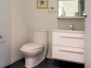 Departamento con terraza y jardin, 4 estacionamientos, alberca con carril de nad