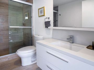 Departamento con terraza y jardin, 4 estacionamientos, alberca con carril de nad