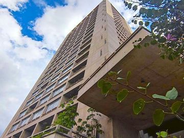 Departamento con terraza y jardin, 4 estacionamientos, alberca con carril de nad