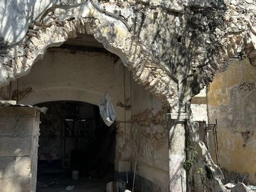 Terreno con fachada Colonial en San Roman