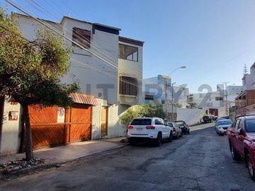 SE VENDE CASA EN PARQUE INGLÉS