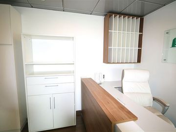 Oficina con Mobiliario y arriendo vigente para Inversionista