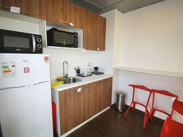 Oficina con Mobiliario y arriendo vigente para Inversionista