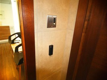 Oficina con Mobiliario y arriendo vigente para Inversionista