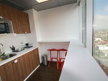 Oficina con Mobiliario y arriendo vigente para Inversionista