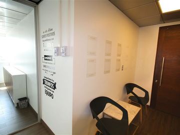 Oficina con Mobiliario y arriendo vigente para Inversionista