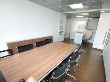 Oficina con Mobiliario y arriendo vigente para Inversionista