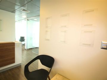 Oficina con Mobiliario y arriendo vigente para Inversionista