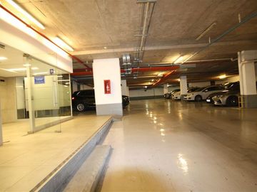 Oficina con Mobiliario y arriendo vigente para Inversionista