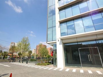 Oficina con Mobiliario y arriendo vigente para Inversionista