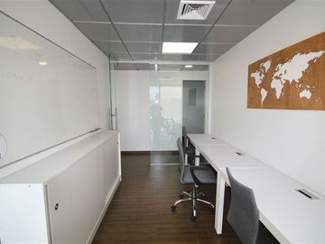 Oficina con Mobiliario y arriendo vigente para Inversionista