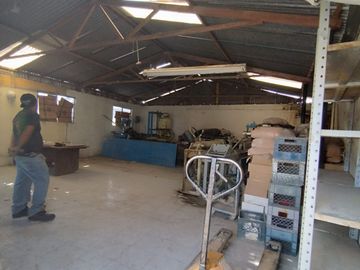 SE RENTA LOCAL COMERCIAL DE 700 M2 UBICADO EN SANTIAGO CUAUTLALPAN.