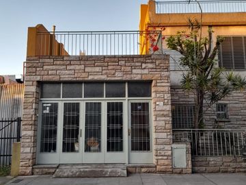 CASA LOTE PROPIO,  4 AMBIENTES, CON GARAGE PARA 3 AUTOS Y TERRAZA