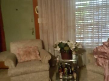 CASA LOTE PROPIO,  4 AMBIENTES, CON GARAGE PARA 3 AUTOS Y TERRAZA