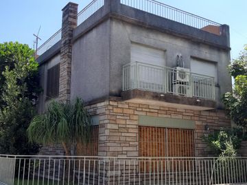 CASA LOTE PROPIO,  4 AMBIENTES, CON GARAGE PARA 3 AUTOS Y TERRAZA
