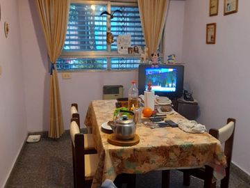 CASA LOTE PROPIO,  4 AMBIENTES, CON GARAGE PARA 3 AUTOS Y TERRAZA
