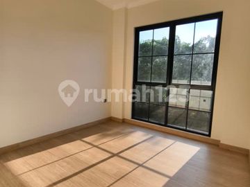 Rumah Baru Permata Regency, Depan Bukan Tetangga Lain