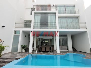 ¿Estás buscando una casa con todas las comodidades? Tenemos la propiedad perfecta para ti en el balneario de Huanchaco. Esta impresionante casa de tre