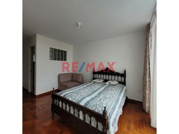 ¿Estás buscando una casa con todas las comodidades? Tenemos la propiedad perfecta para ti en el balneario de Huanchaco. Esta impresionante casa de tre