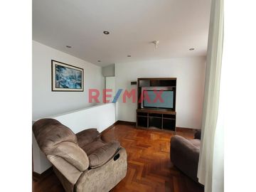 ¿Estás buscando una casa con todas las comodidades? Tenemos la propiedad perfecta para ti en el balneario de Huanchaco. Esta impresionante casa de tre