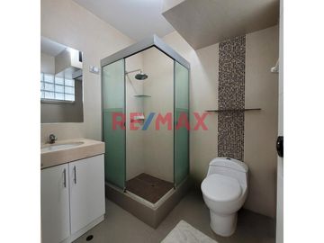 ¿Estás buscando una casa con todas las comodidades? Tenemos la propiedad perfecta para ti en el balneario de Huanchaco. Esta impresionante casa de tre