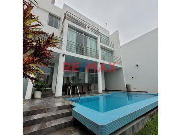 ¿Estás buscando una casa con todas las comodidades? Tenemos la propiedad perfecta para ti en el balneario de Huanchaco. Esta impresionante casa de tre