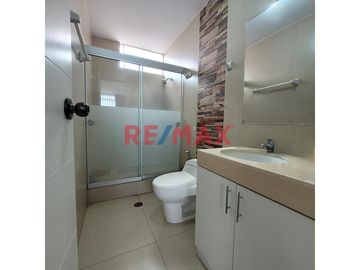 ¿Estás buscando una casa con todas las comodidades? Tenemos la propiedad perfecta para ti en el balneario de Huanchaco. Esta impresionante casa de tre