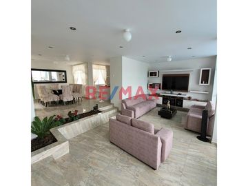 ¿Estás buscando una casa con todas las comodidades? Tenemos la propiedad perfecta para ti en el balneario de Huanchaco. Esta impresionante casa de tre
