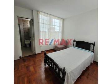¿Estás buscando una casa con todas las comodidades? Tenemos la propiedad perfecta para ti en el balneario de Huanchaco. Esta impresionante casa de tre