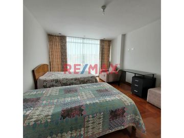 ¿Estás buscando una casa con todas las comodidades? Tenemos la propiedad perfecta para ti en el balneario de Huanchaco. Esta impresionante casa de tre