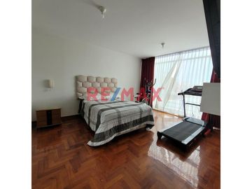 ¿Estás buscando una casa con todas las comodidades? Tenemos la propiedad perfecta para ti en el balneario de Huanchaco. Esta impresionante casa de tre