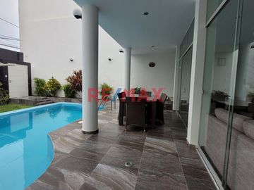 ¿Estás buscando una casa con todas las comodidades? Tenemos la propiedad perfecta para ti en el balneario de Huanchaco. Esta impresionante casa de tre