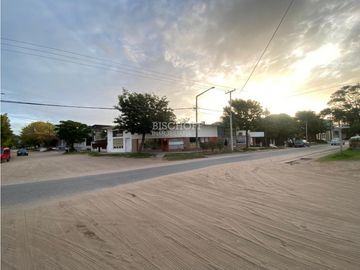 VENTA EN BLOCK DE 3 LOCALES COMERCIALES + DEPTO. 2 AMB + CASA