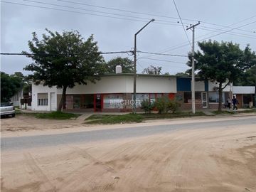 VENTA EN BLOCK DE 3 LOCALES COMERCIALES + DEPTO. 2 AMB + CASA