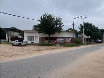 VENTA EN BLOCK DE 3 LOCALES COMERCIALES + DEPTO. 2 AMB + CASA